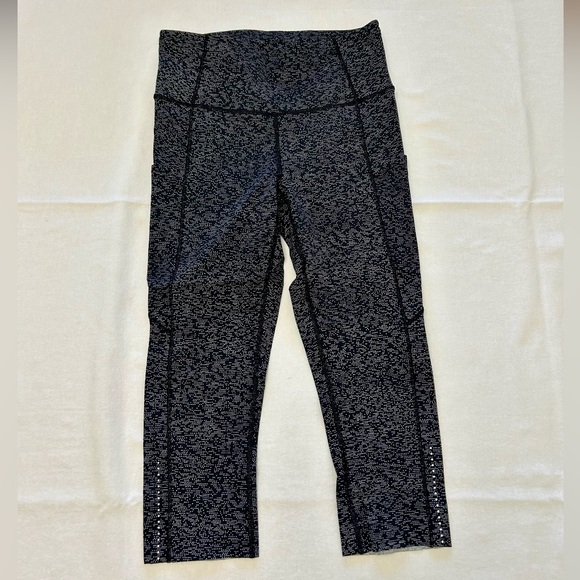 Lululemon Cropped Leggings - Size 6 - Picture 2 of 8